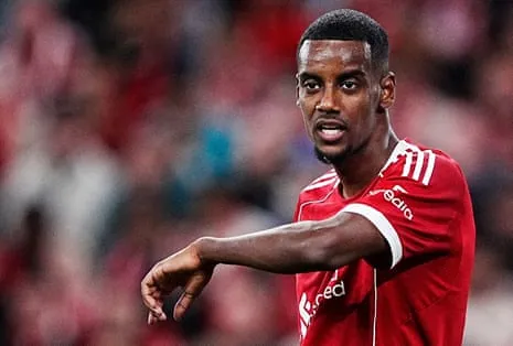 Isak's Debut Brings Star Power Amid Noticeable Lack of Match Fitness