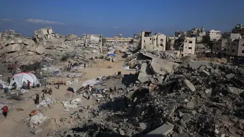 Israeli Tanks Advance into Major Gazan Residential Area